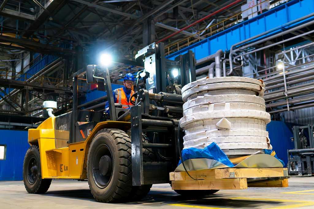 На ВИЗ-Стали расширили парк оборудования для перемещения грузов На ВИЗ-Стали расширили парк оборудования для перемещения грузов